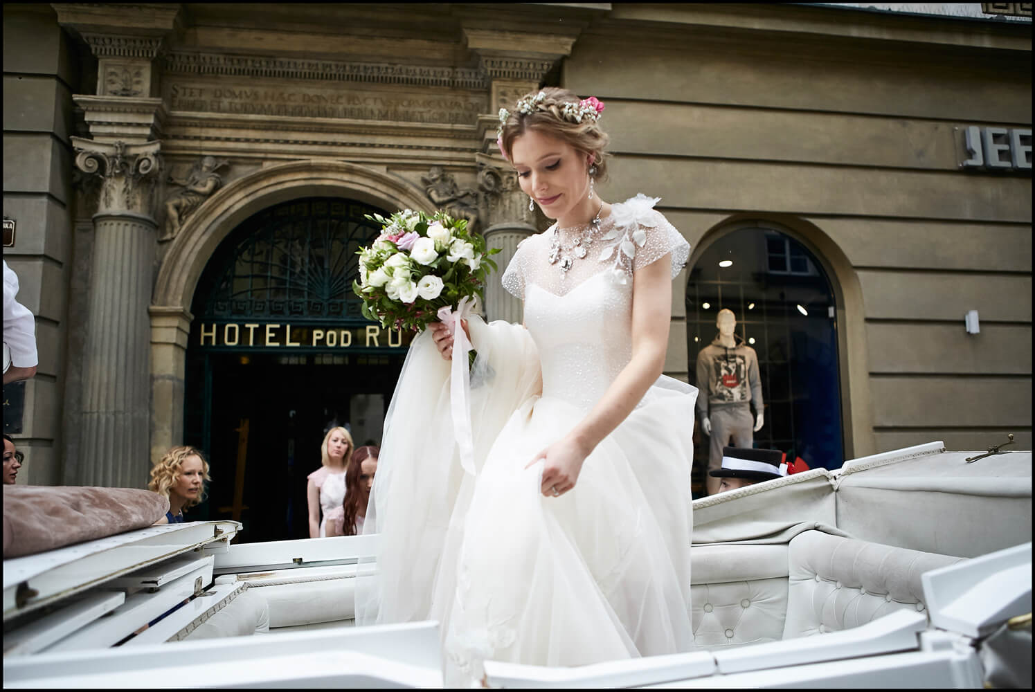 fotogra ślub w hotelu pod różą fotograf krakówfia ślubna kraków dorożka